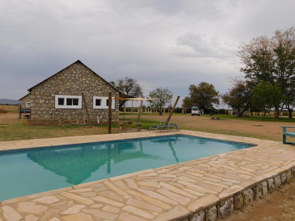 Meteorite Rest Camp Hotel Grootfontein Екстериор снимка